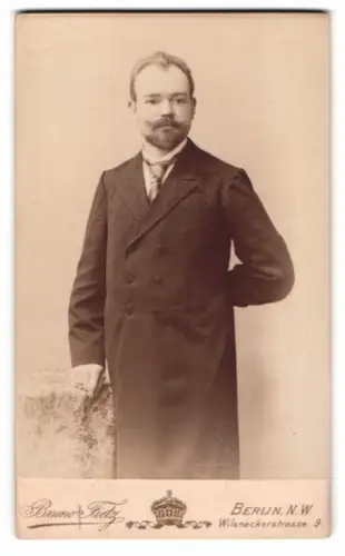 Fotografie Bruno Fietz, Berlin, Wilsnackerstrasse 9, Porträt eines Herrn mit Bart