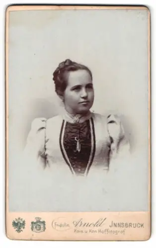 Fotografie Fridolin Arnold, Innsbruck, Dame mit elegantem Kleid