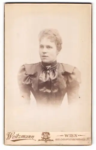Fotografie Weitzmann, Wien, Calvarienberggasse 37, Porträt einer Dame