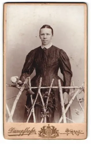 Fotografie Alois Damphofer, Graz, Sporgasse 21, Frau mit Blumenstrauss