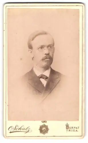 Fotografie Carl Schulz, Dorpat, Porträt eines Herrn mit Brille