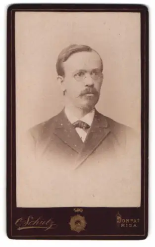 Fotografie Carl Schulz, Dorpat, Porträt eines Mannes mit Brille