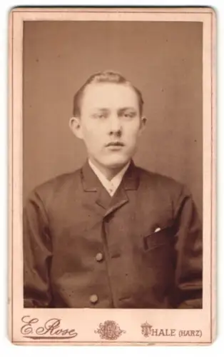 Fotografie E. Rose, Thale, Porträt eines jungen Mannes