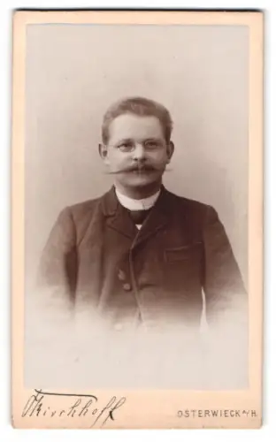 Fotografie H. Kirchhoff, Osterwieck, Porträt eines Mannes mit Brille