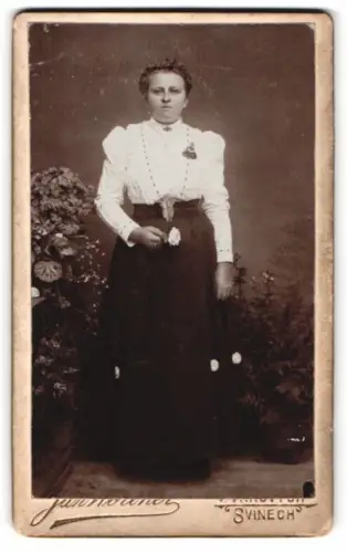 Fotografie Jan Wortner, Trhový Svinech, Frau in eleganter Kleidung
