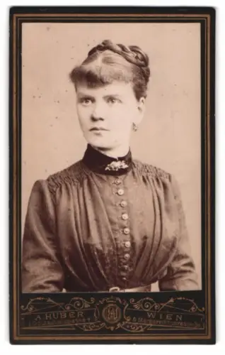 Fotografie A. Huber, Wien, Margarethenstrasse 36, Porträt einer Frau in elegantem Kleid