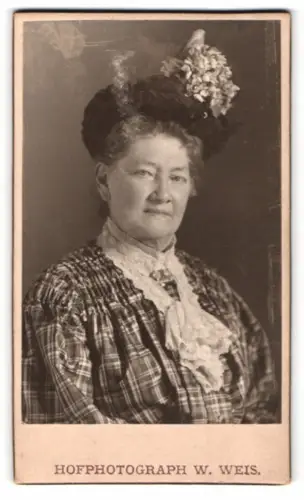 Fotografie W. Weis, Wien, Hauptstr. 67, Portrait einer älteren Dame