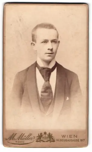 Fotografie M. Müller, Wien, Neubaugasse 17, Porträt eines jungen Mannes
