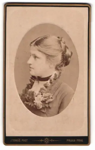 Fotografie J. Tomás, Praha, Wenzelsplatz 7, Porträt einer Dame im Profil