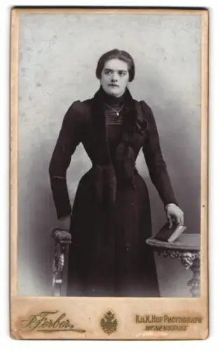 Fotografie Josef Ferber, Wiener Neustadt, Bahngasse 30, Frau mit Buch