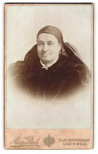 Fotografie Aug. Red, Linz, Landstrasse, Porträt einer älteren Frau