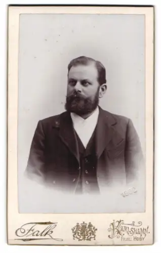 Fotografie Falk, Karlshamn, Porträt eines Mannes mit Bart