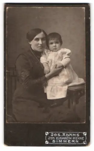 Fotografie Jos. Adams, Simmern, Mutter mit Kind auf dem Arm