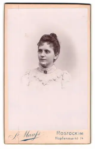 Fotografie S. Maass, Rostock i. M., Hopfenmarkt 14, Porträt einer jungen Frau