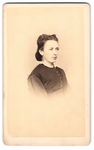 Fotografie F. Halm, Constanz, Bildnis einer Frau im Profil