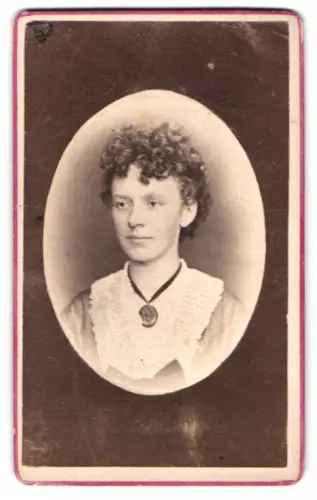 Fotografie F. Halm, Constanz, Augustinerstrasse 590, Porträt einer jungen Frau