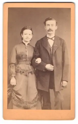 Fotografie Günther Haentze, Bernburg, Vornehmes Paar in eleganter Kleidung