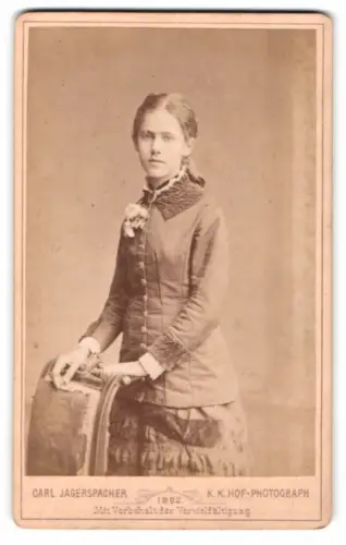 Fotografie Carl Jagerspacher, Gmunden, Frau in elegantem Kleid