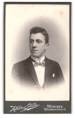 Fotografie Atelier Stella, München, Reichenbachstrasse 1a, Porträt eines jungen Mannes