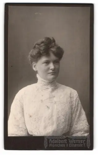 Fotografie Adalbert Werner, München, Elisenstr. 7, Porträt einer Frau in Spitzenbluse
