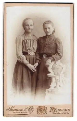 Fotografie Samson & Co., München, Neuhauserstr. 7, Zwei Mädchen in eleganter Kleidung