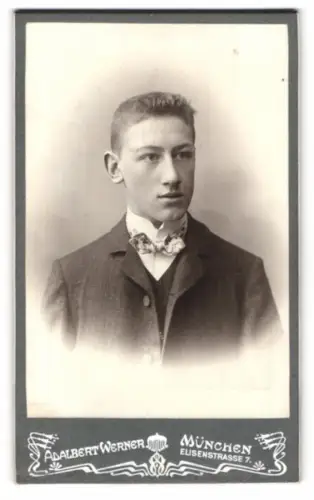 Fotografie Adalbert Werner, München, Elisenstrasse 7, Porträt eines jungen Mannes