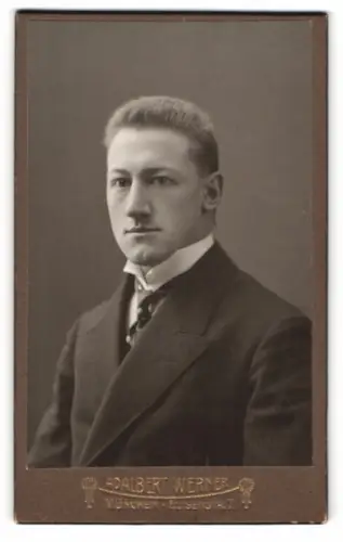 Fotografie Adalbert Werner, München, Elisenstrasse 7, Porträt eines jungen Mannes