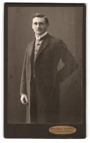 Fotografie Adalbert Werner, München, Elisenstrasse 7, Eleganter Herr im Anzug