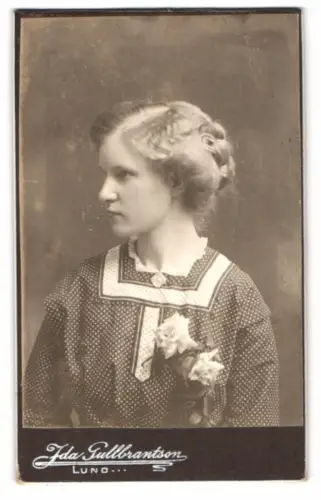 Fotografie Ida Gullbrantson, Lund, Stortorget 4, Porträt einer eleganten Frau