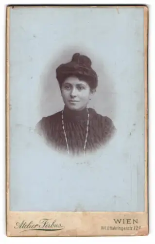 Fotografie Atelier Ferbus, Wien, Ottakringerstr. 126, Porträt einer Frau mit Halskette