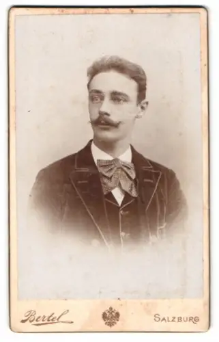 Fotografie Eduard Bertel, Salzburg, Porträt eines eleganten Herrn