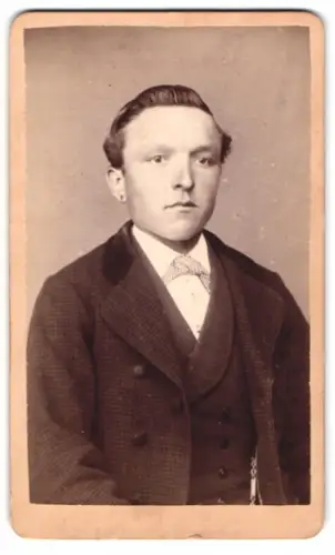Fotografie M. Wild, Burghausen, Portrait eines jungen Mannes