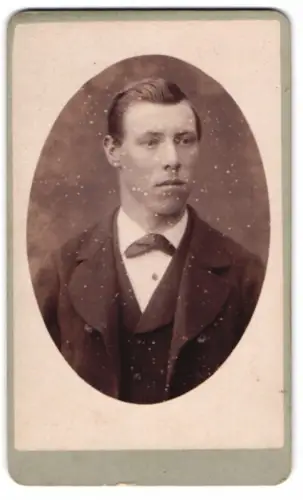 Fotografie M. Wild, Burghausen, Porträt eines jungen Mannes