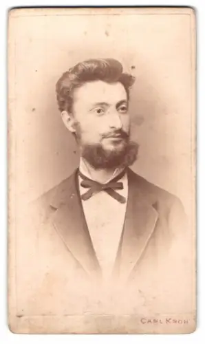 Fotografie Carl Kroh, Wien, Piaristengasse 20, Porträt eines eleganten Herren