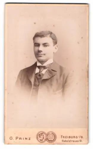 Fotografie G. Prinz, Freiburg i. B., Hebelstrasse 10, Porträt eines jungen Mannes