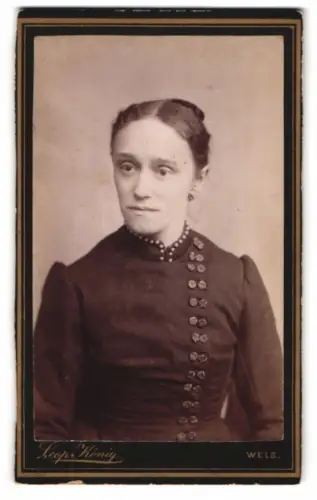 Fotografie Leop. König, Wels, Obere Linzer Gasse, Porträt einer Frau
