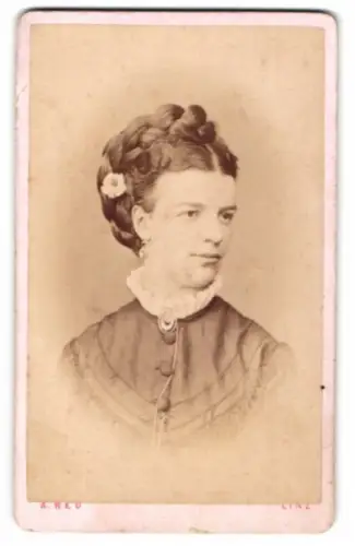 Fotografie August Red, Linz, Promenade, Porträt einer Dame mit kunstvoller Frisur