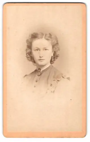 Fotografie M. Pössenbacher, München, Amalienstrasse 6, Porträt einer jungen Frau