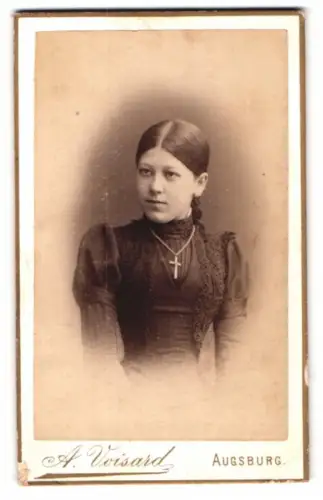 Fotografie A. Voisard, Augsburg, Fuggerstr., Porträt einer jungen Frau