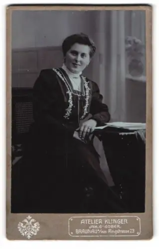 Fotografie Atelier Klinger, Braunau am Inn, Ringsstrasse 23, Dame in elegantem Kleid