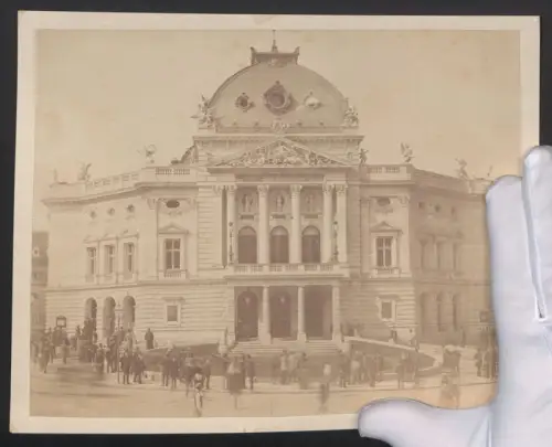 Fotografie unbekannter Fotograf, Ansicht Wien, Blick auf das Deutsche Volkstheater, Grossformat 28 x 22cm