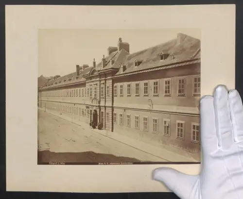 Fotografie J. Wlha, Wien, Ansicht Wien, Strassenpartie mit dem K.K. allgemeinen Krankenhaus