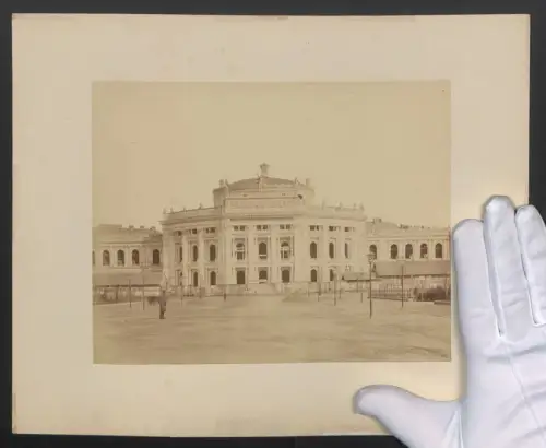 Fotografie unbekannter Fotograf, Ansicht Wien, K.K. Hofburgtheater während des Umbaus von Bauzaun umgeben, 1888 eröffnet