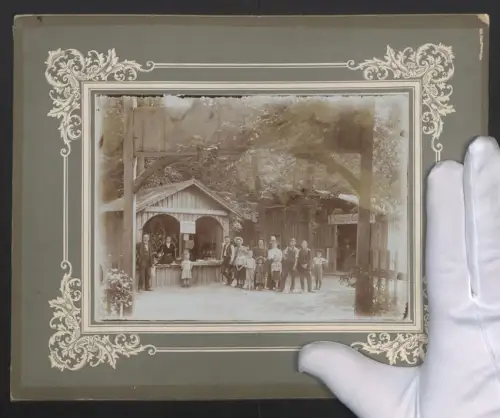 Fotografie unbekannter Fotograf, Ansicht Wien XIV, Ansichtskarten Verkauf nebst Velociped Verkaufshaus bei der Knödelhüt