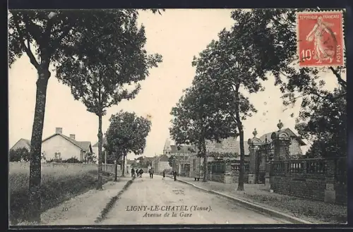 AK Ligny-le-Châtel /Yonne, Avenue de la Gare avec vue sur des arbres et des bâtiments historiques