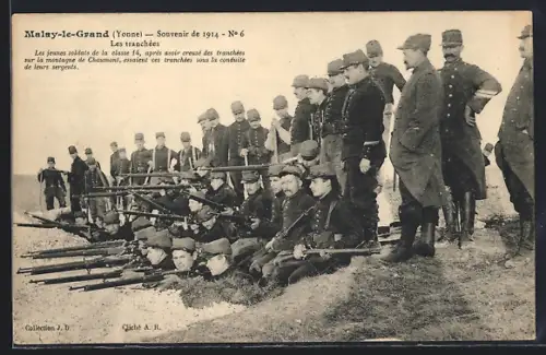 AK Malay-le-Grand /Yonne, Les tranchées et jeunes soldats de 1914 sous la conduite de leurs sergents