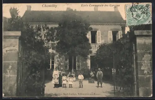 AK Chemilly, École Communale des Garcons avec enfants et enseignants devant l`entrée