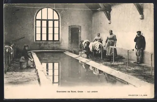 AK Gron, Le lavoir avec des femmes au travail et une grande fenêtre en arrière-plan