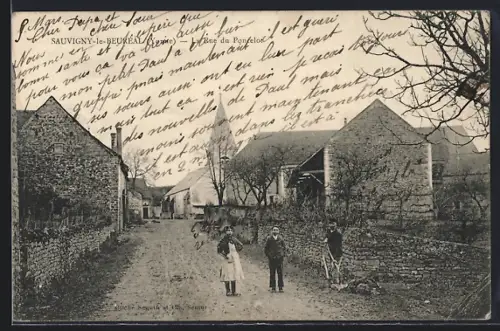 AK Sauvigny-le-Beuréal, Route du village avec habitants et bâtiments en pierre
