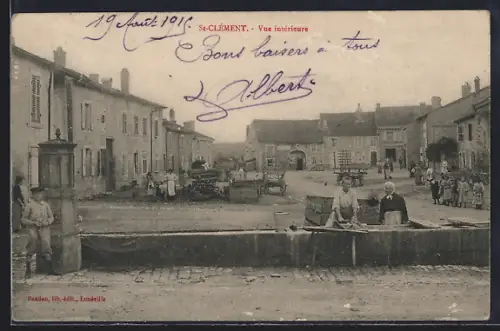 AK St-Clément, Vue intérieure de la place du village avec habitants et fontaine